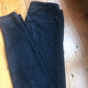 Lululemon snakeskin print leggings size 6